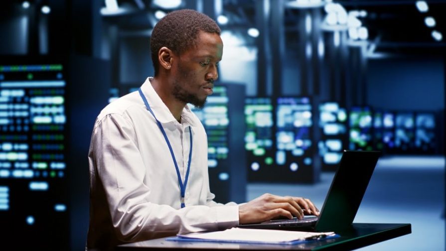 2753345-l-ingenieur-systeme-concoit-deploie-et-maintient-des-systemes-informatiques-assurant-leur-bon-fonctionnement-et-leur-securite-original